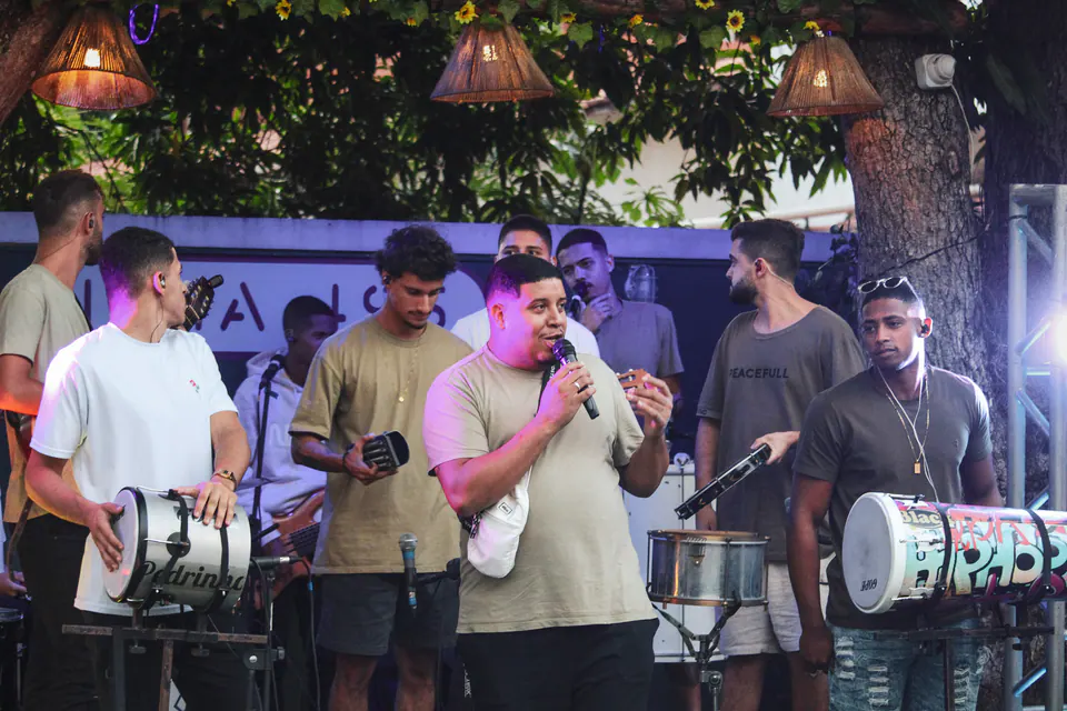bateria da atlética toca sob as luzes da festa