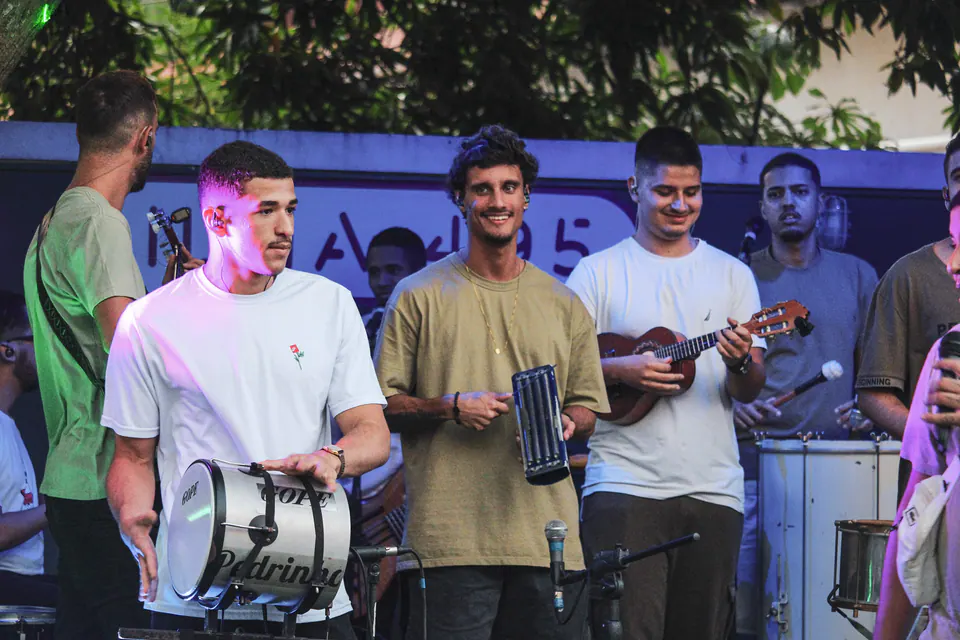 integrantes da bateria tocam no palco