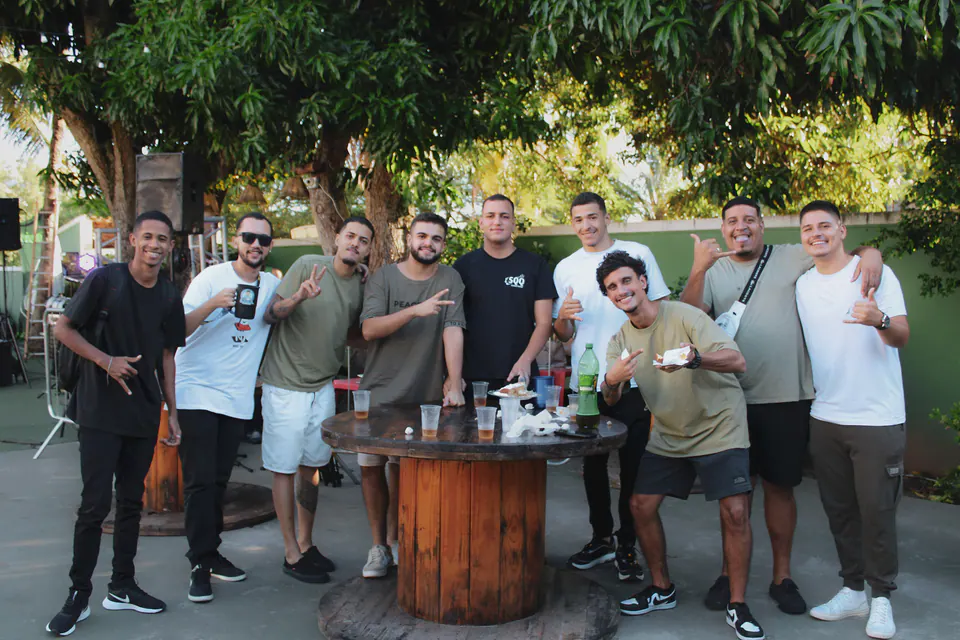 grupo de amigos reunido em volta de uma mesa
