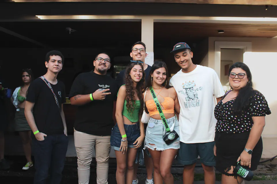 grupo de amigos posa para a foto à noite