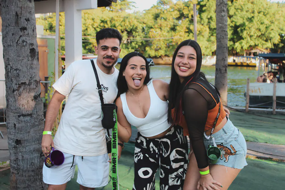 três amigos fazem careta para a foto