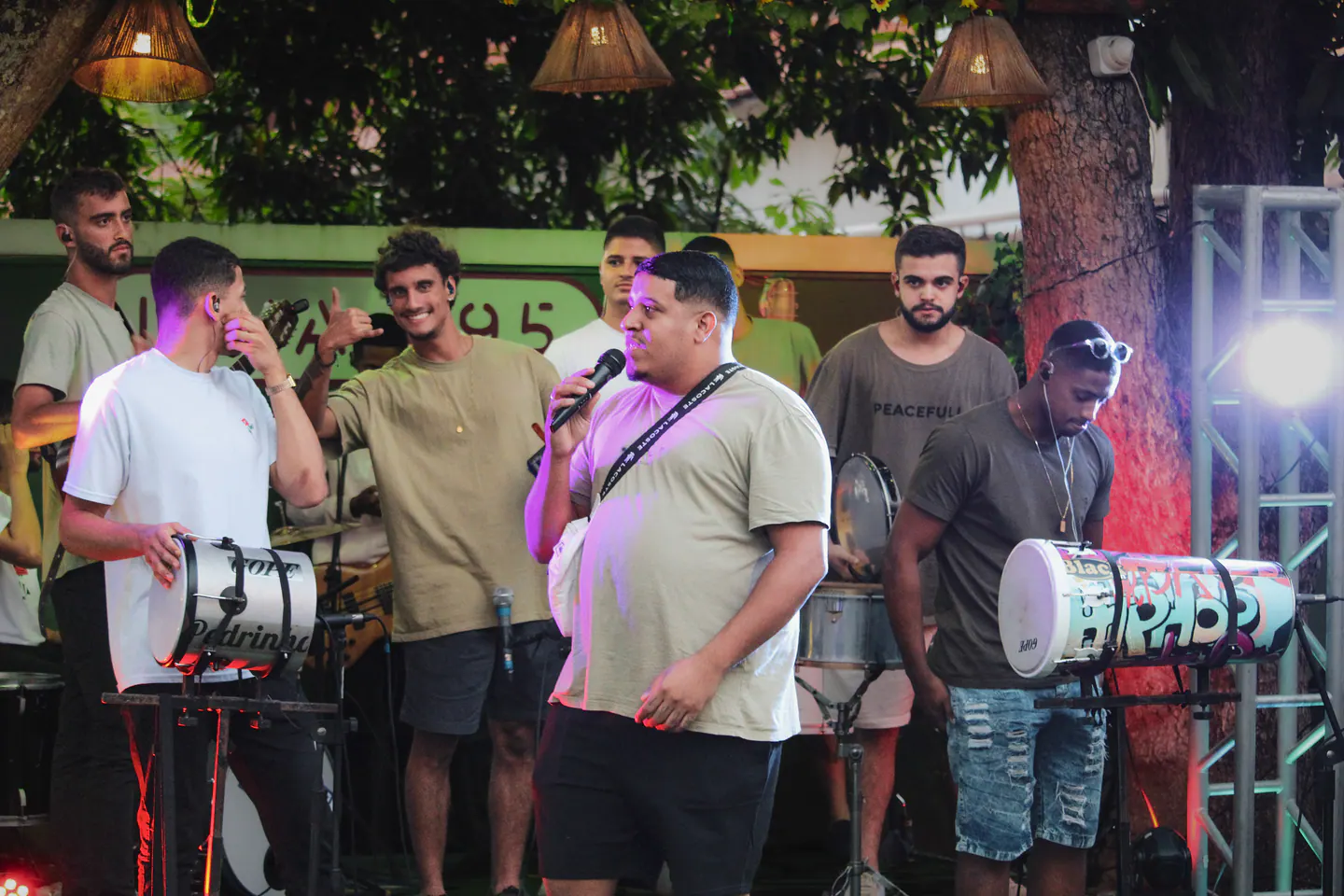 cantor e bateria se apresentam no palco da festa