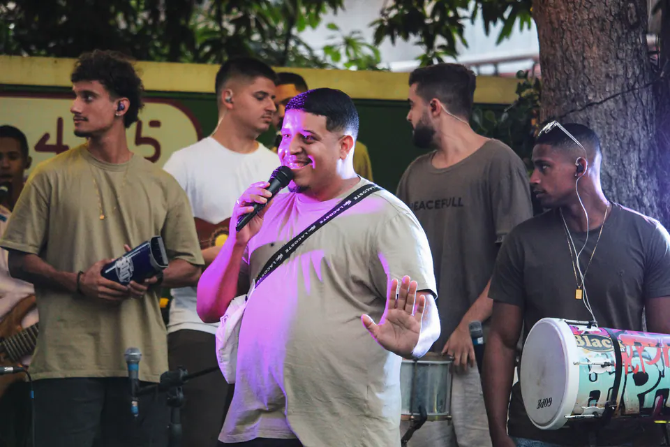 cantor anima o público com o microfone