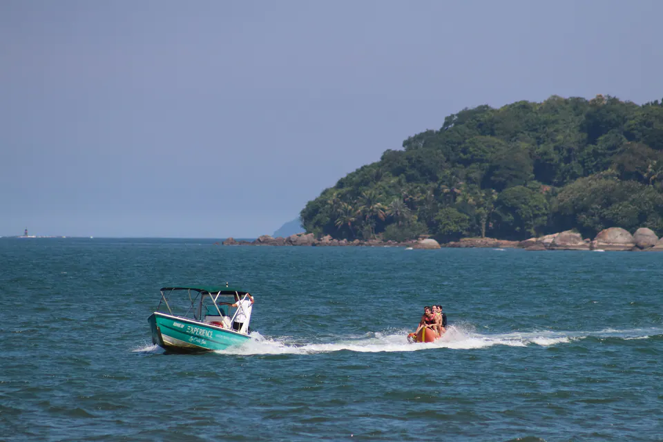 lancha puxa uma boia no mar