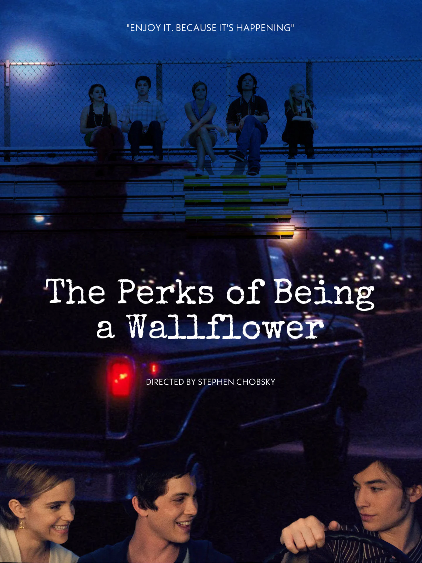 pôster conceitual de the perks of being a wallflower: os personagens numa cena noturna azul, com o título ao centro