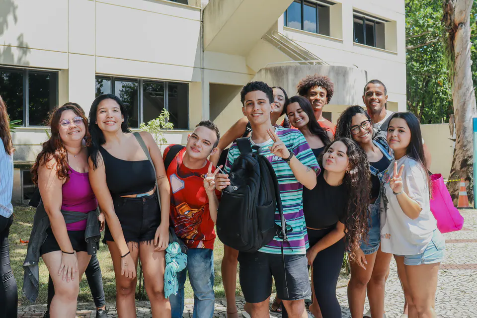 grupo de calouros reunido em frente ao prédio da universidade