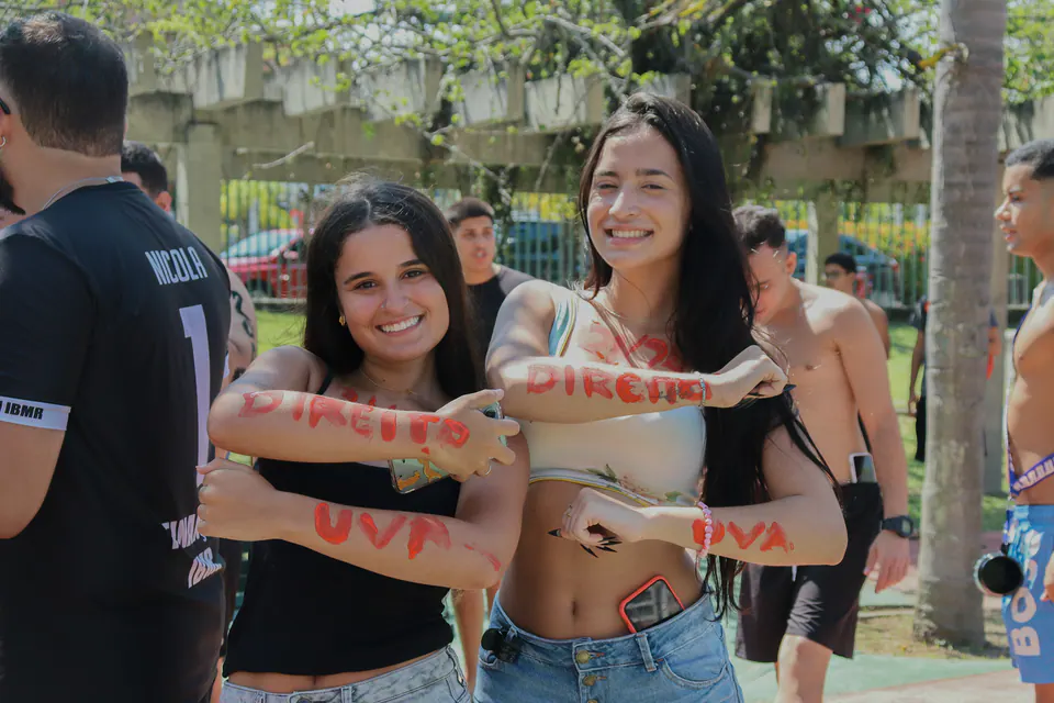 duas calouras sorrindo com os braços pintados