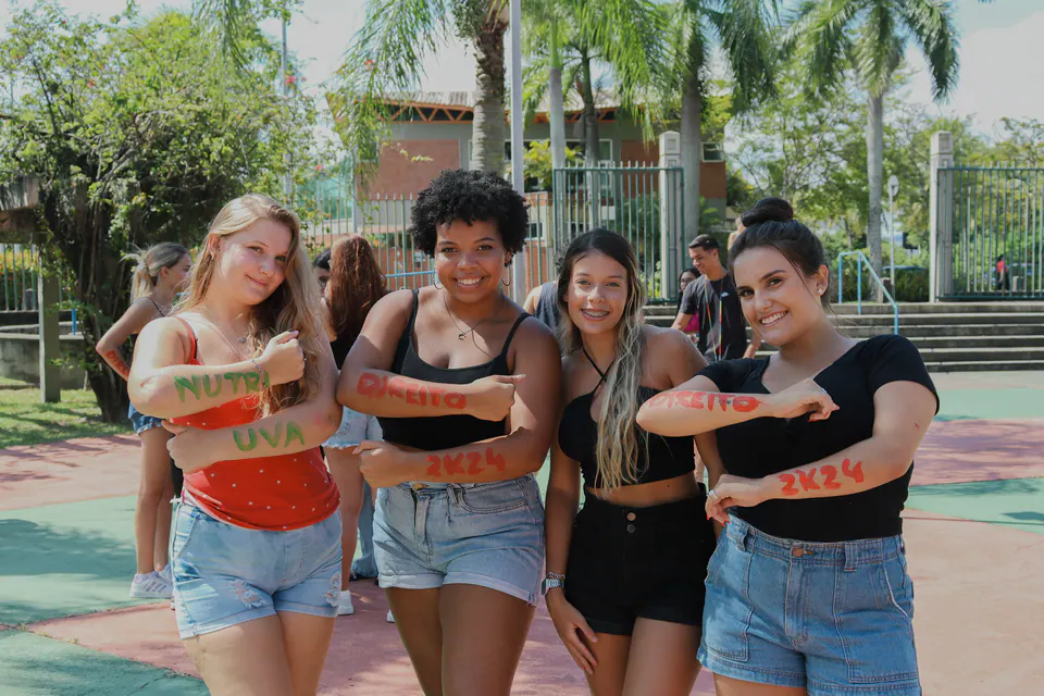quatro calouras posando com os braços pintados
