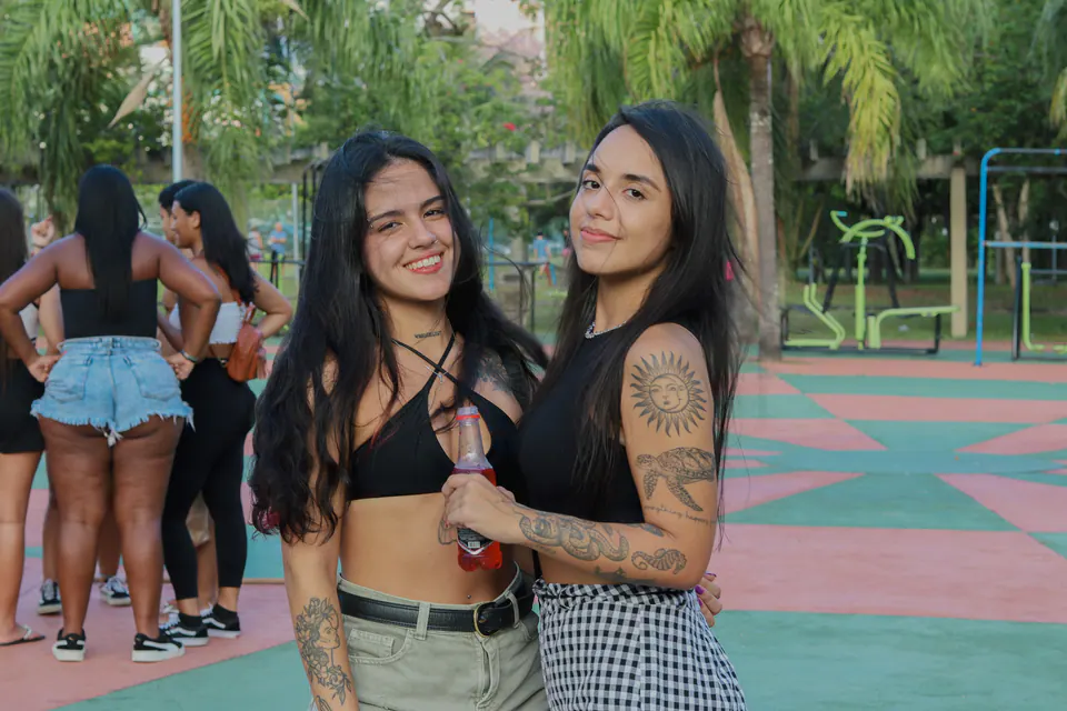 duas amigas posando juntas no pátio