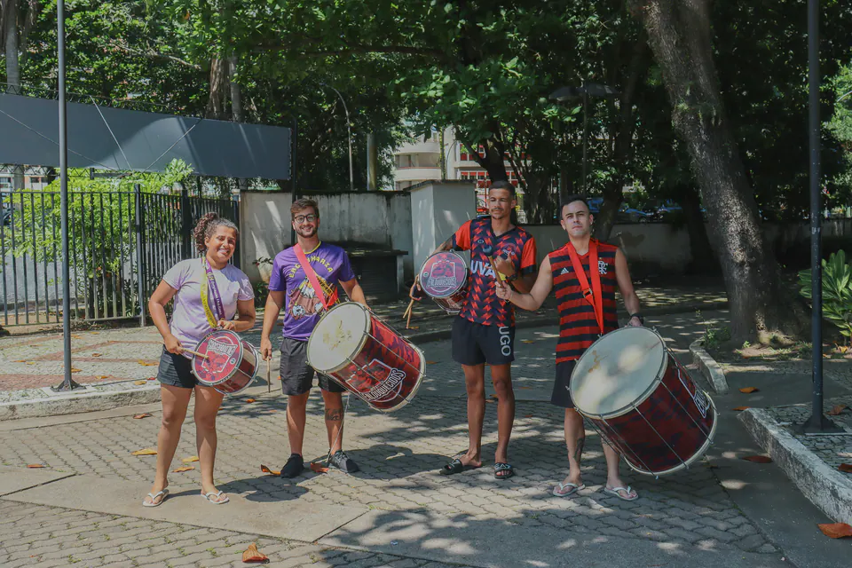 bateria da atlética tocando na entrada da universidade